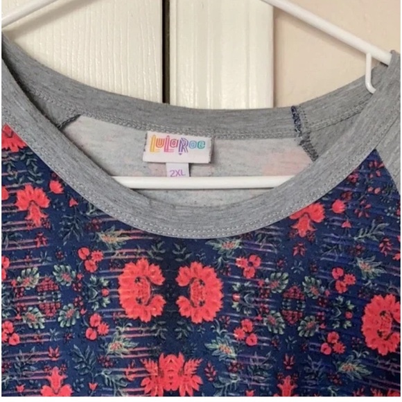 🦄 4/$20 LulaRoe Top Women Size 2XL Grey With Floral Print NWOT - Picture 2 of 6